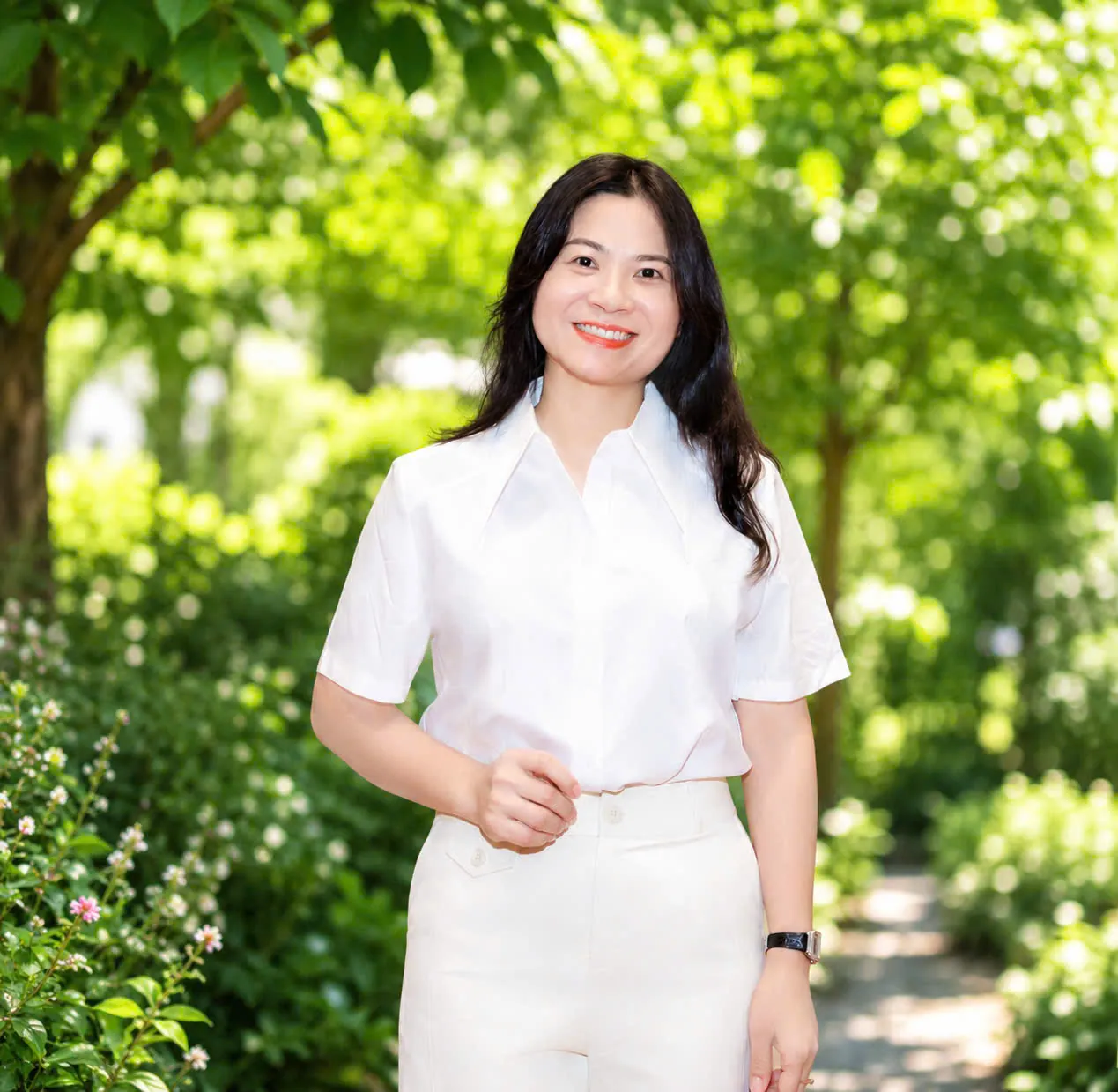 Coach Hoàng Thu Hà trong khu vườn, ánh sáng tự nhiên